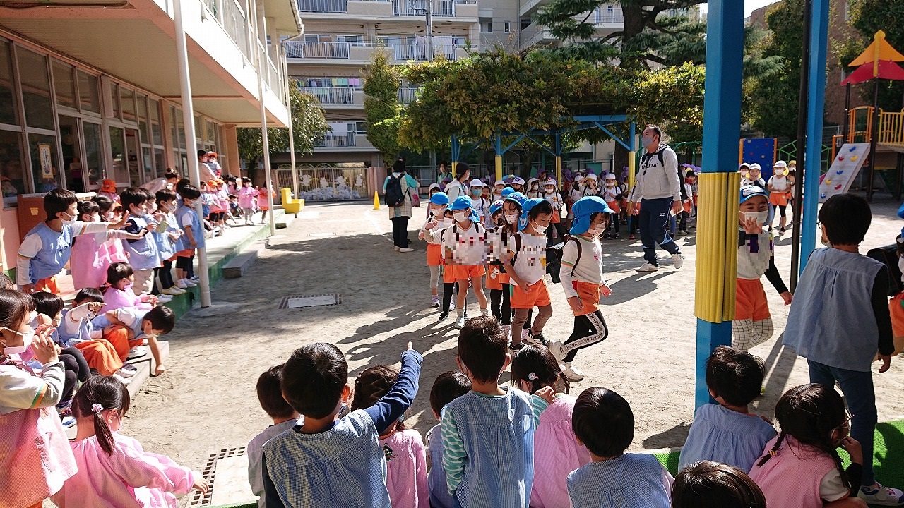 年少組と年中組の総出のお見送りで年長組出発！<br>